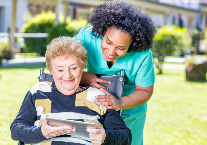 Alzheimer's patients can receive their care in the comfort of their own homes, which offers several benefits. Here's a look at the benefits of in-home care.